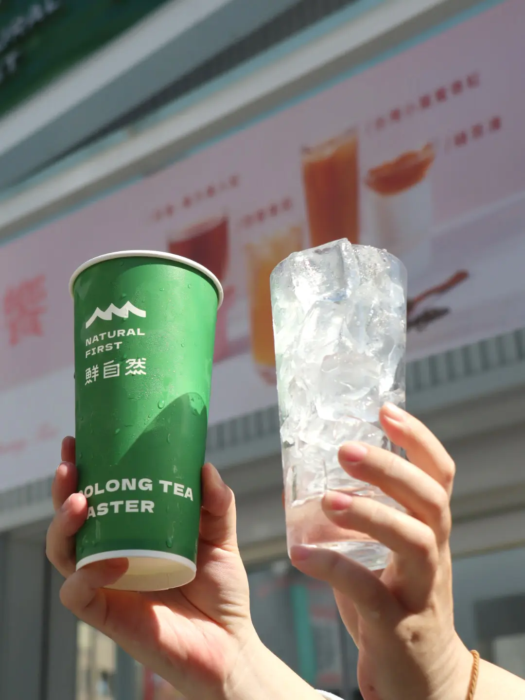 再睡５分鐘推「牛肉麵奶蓋」？2025愚人節飲品：萬波結冰水、85度C檸檬水整人