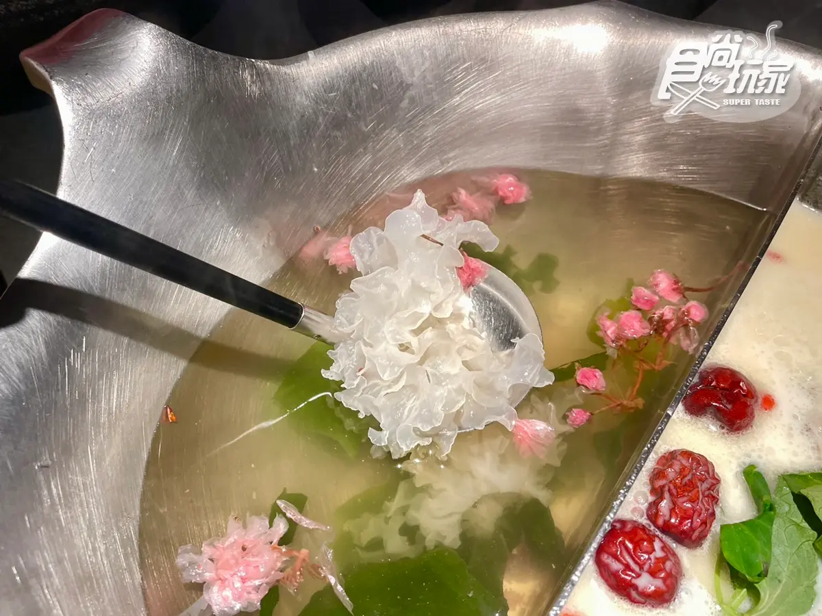 湊湊火鍋買一送一快衝!超狂「櫻花清酒鍋」爽嗑和牛海鮮,免費送Q蝦、爆漿起司 湊湊火鍋買一送一快衝!超狂「櫻花清酒鍋」爽嗑和牛海鮮,免費送Q蝦、爆漿起司