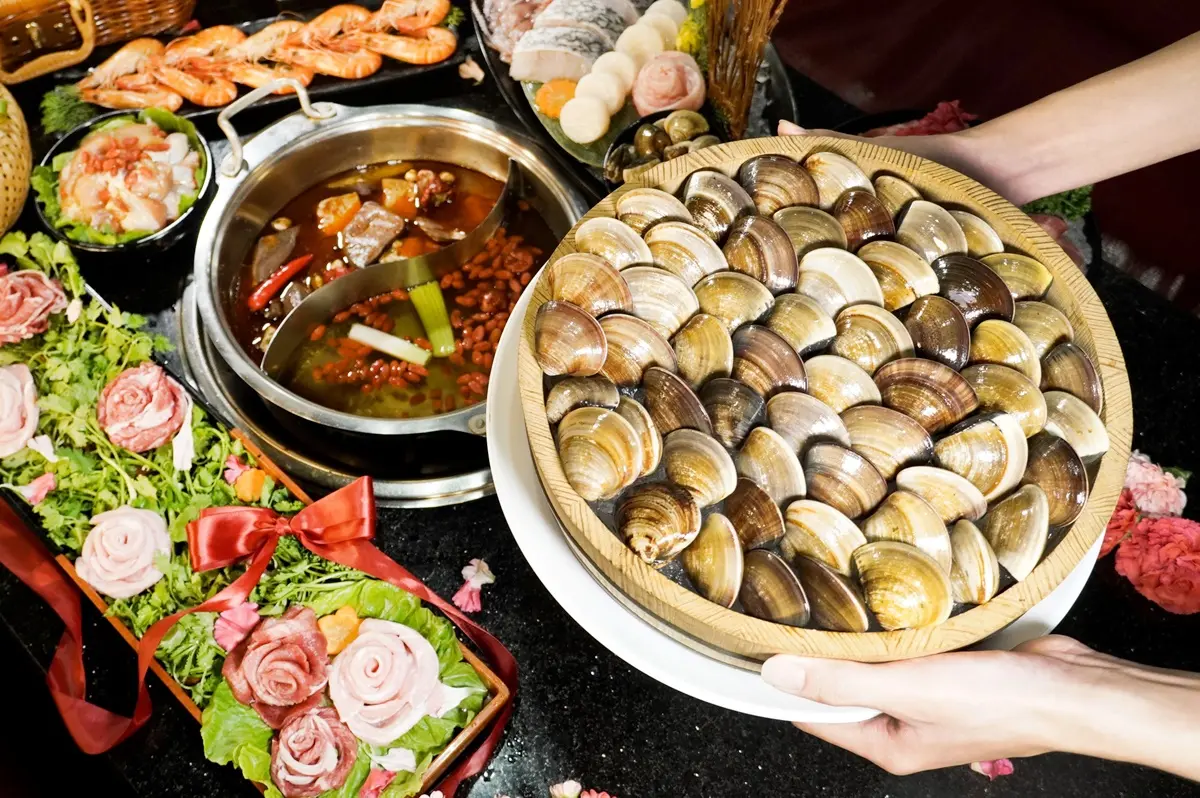 對中「２碼」海鮮吃到飽！23家超狂鍋物優惠：湊湊火鍋送肉品、巨大鮑魚無限嗑