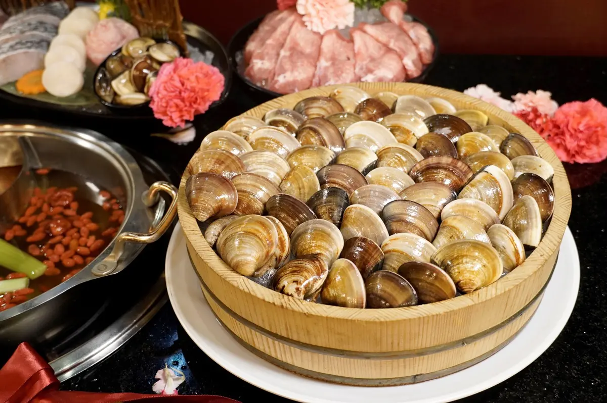 對中「２碼」海鮮吃到飽！23家超狂鍋物優惠：湊湊火鍋送肉品、巨大鮑魚無限嗑