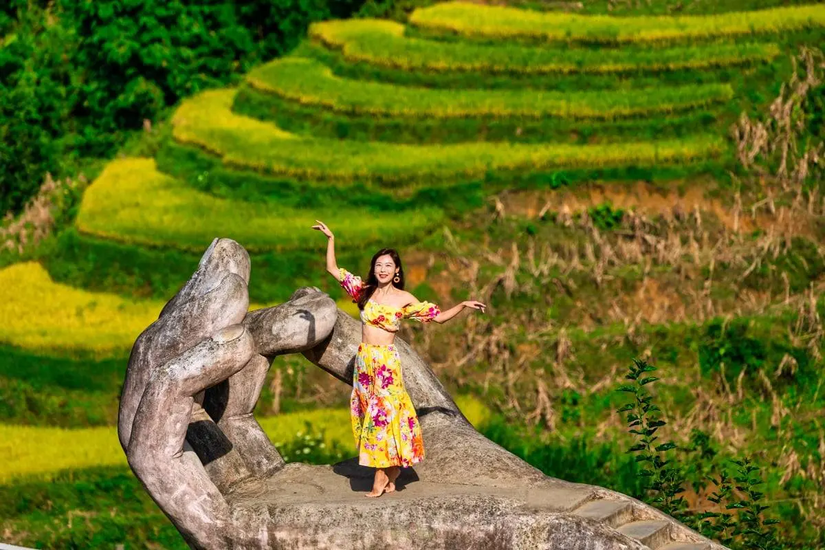 最美打卡樂園！黃金梯田地形入鏡，夢幻「巨型天堂之門、佛掌」拍出絕美大片