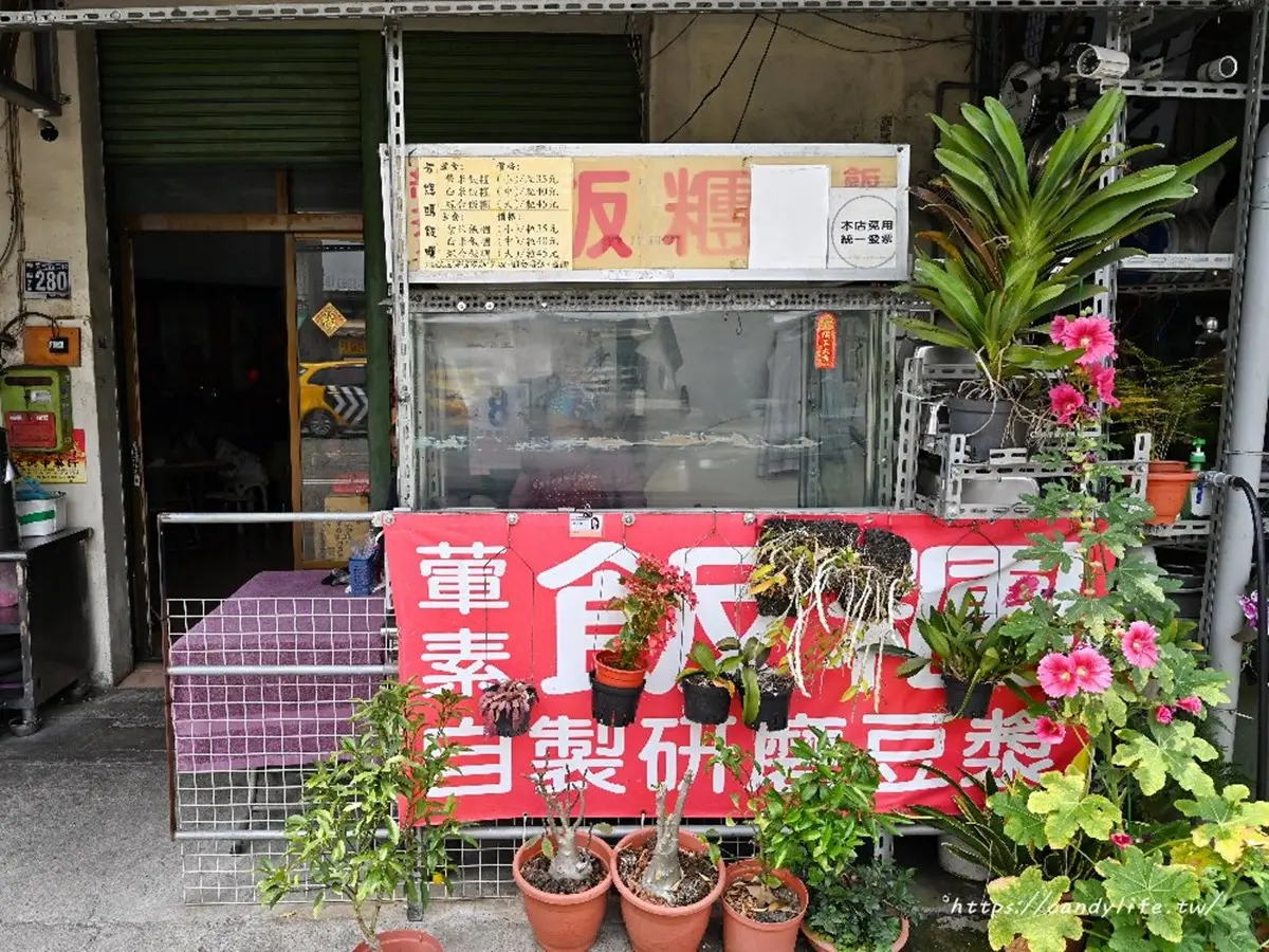 阿姨怕你吃不飽！台中「巨無霸飯糰」45元飽整天，塞爆７種料尺寸堪比恐龍蛋