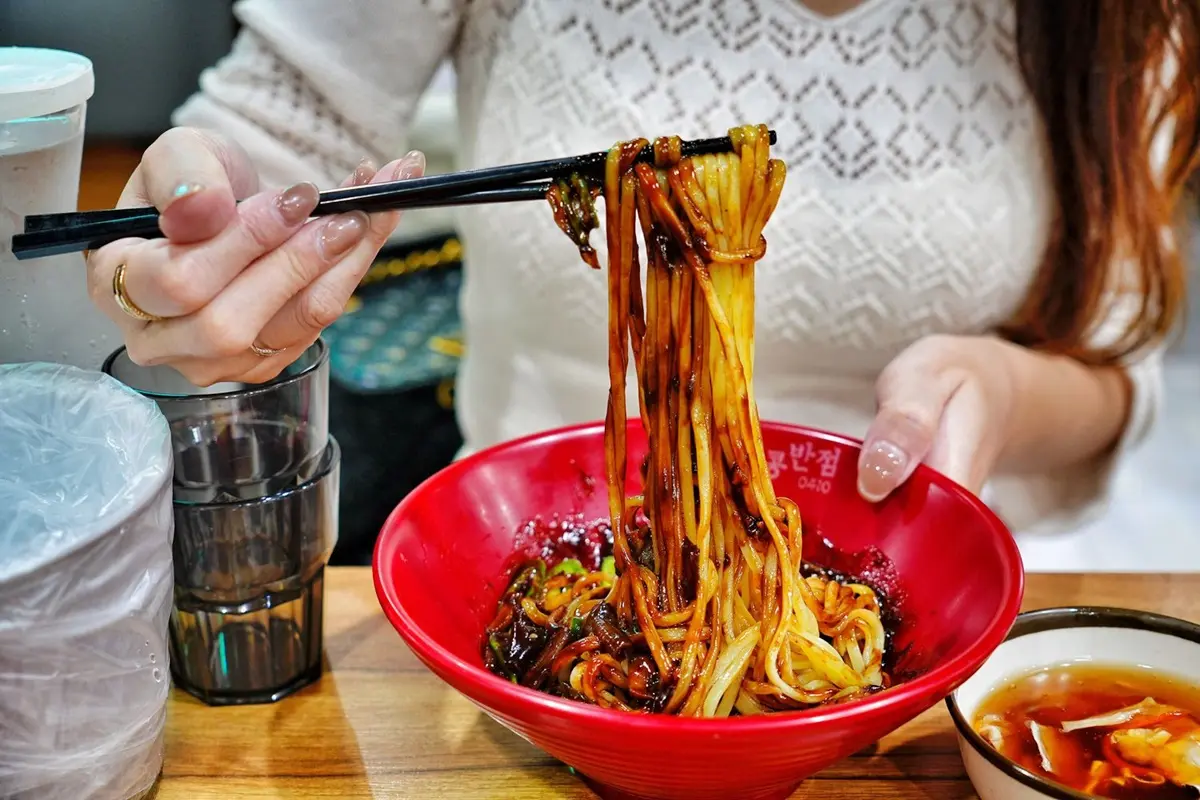 全台首間「香港飯店0410」來了!菜單價位、小菜無限續加,再搶漢堡排買一送一 全台首間「香港飯店0410」來了!菜單價位、小菜無限續加,再搶漢堡排買一送一