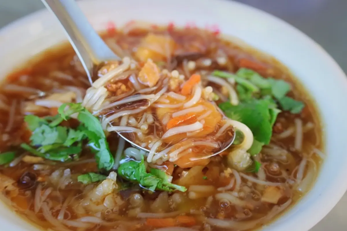 蘇澳美食13｜蘇澳廟口米粉羹：蘇澳的懷舊風味