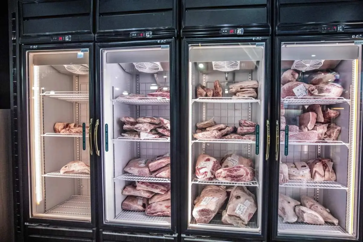 加99元和牛吃到飽！地表最強「燒肉吃到飽」手搖搬進店，手臂蝦、生蠔無限吃