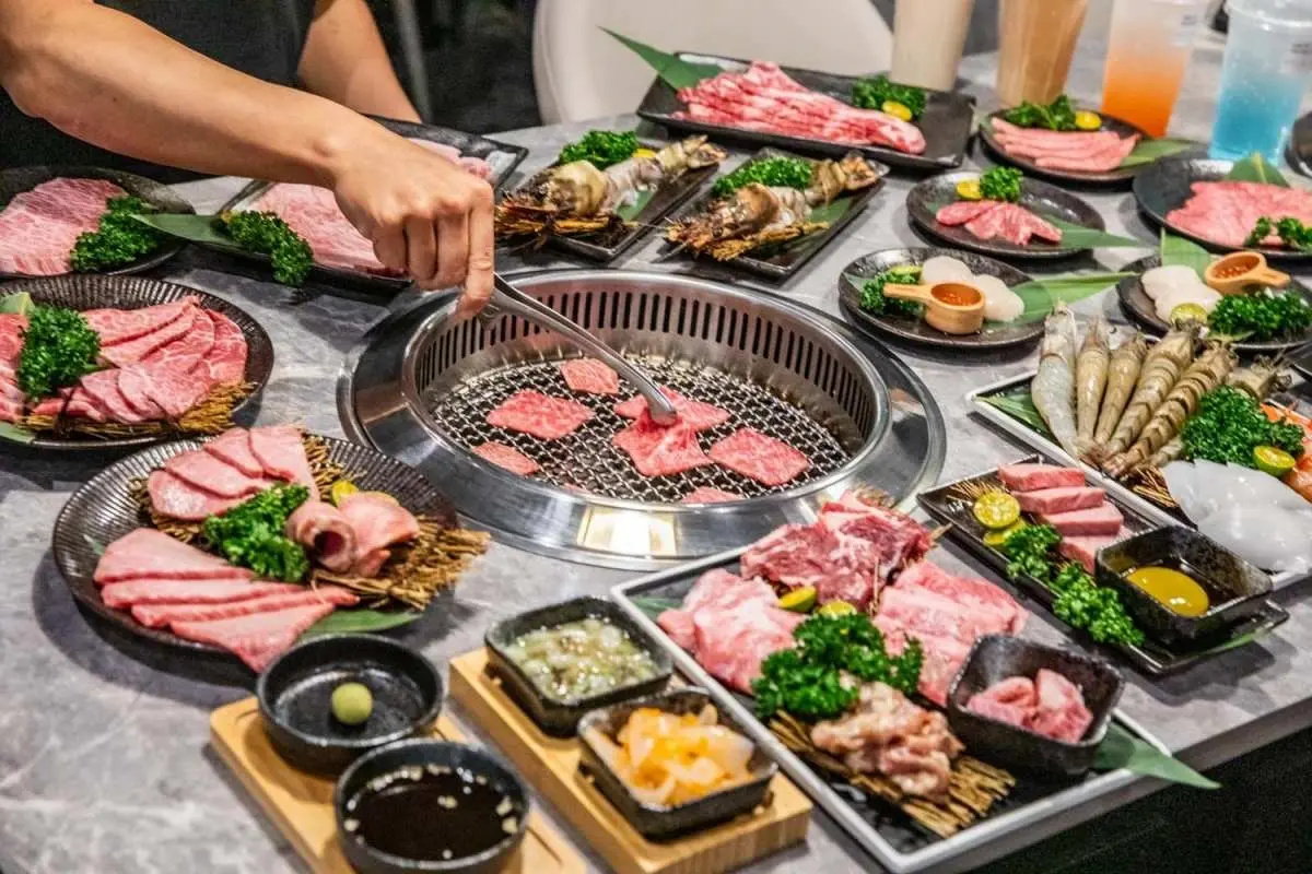 加99元和牛吃到飽！地表最強「燒肉吃到飽」手搖搬進店，手臂蝦、生蠔無限吃