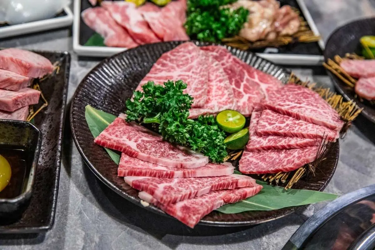 加99元和牛吃到飽！地表最強「燒肉吃到飽」手搖搬進店，手臂蝦、生蠔無限吃