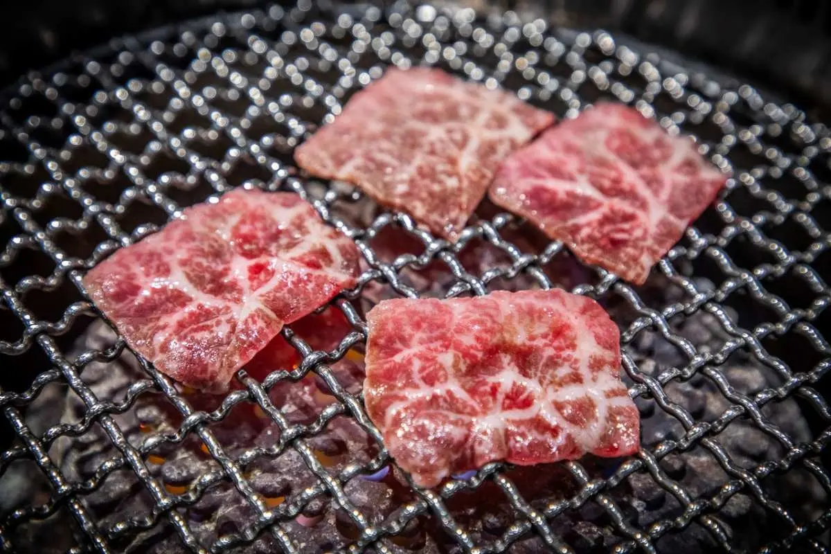 加99元和牛吃到飽！地表最強「燒肉吃到飽」手搖搬進店，手臂蝦、生蠔無限吃