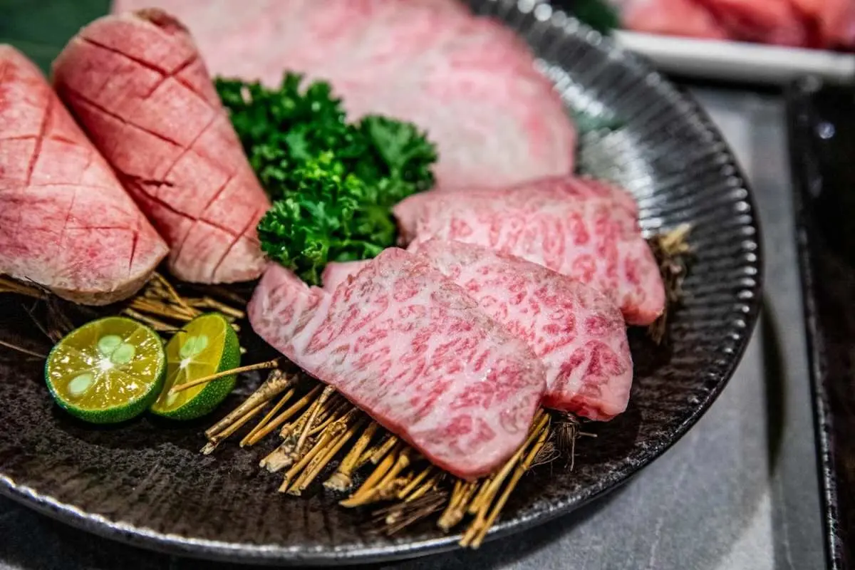 加99元和牛吃到飽！地表最強「燒肉吃到飽」手搖搬進店，手臂蝦、生蠔無限吃