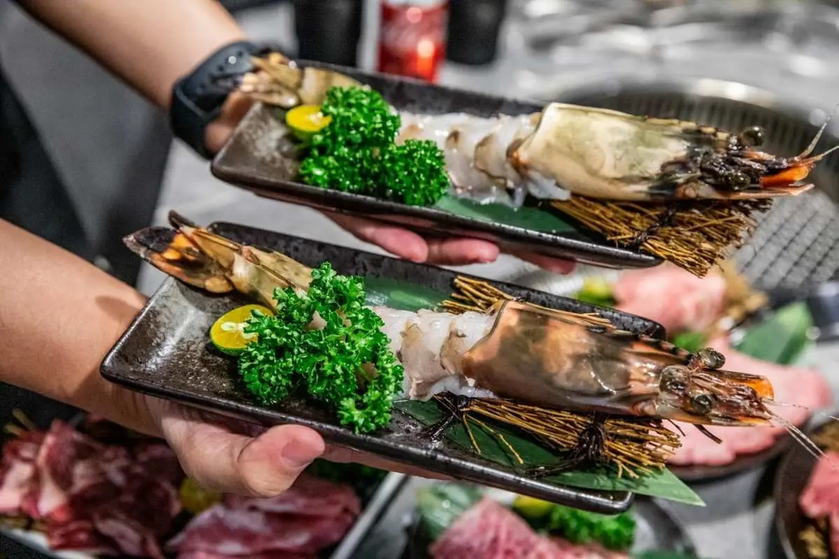 加99元和牛吃到飽！地表最強「燒肉吃到飽」手搖搬進店，手臂蝦、生蠔無限吃