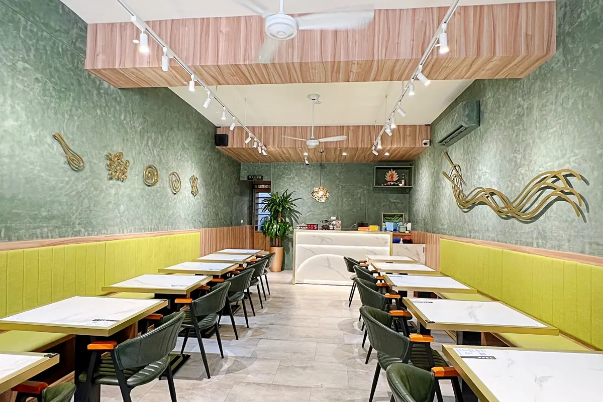 主餐第２份半價！上海風味麵食館創新吃法，必點胡椒鍋燒意麵、酥皮綠咖哩麵