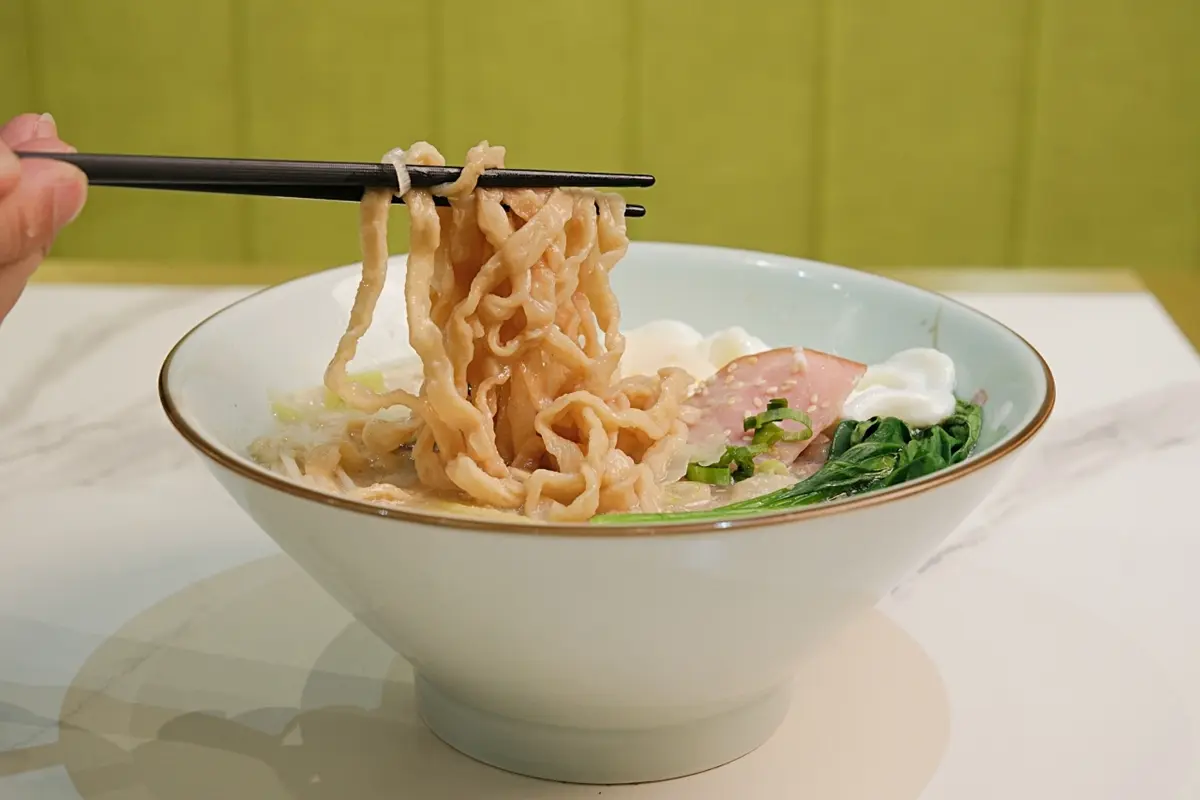 主餐第２份半價！上海風味麵食館創新吃法，必點胡椒鍋燒意麵、酥皮綠咖哩麵