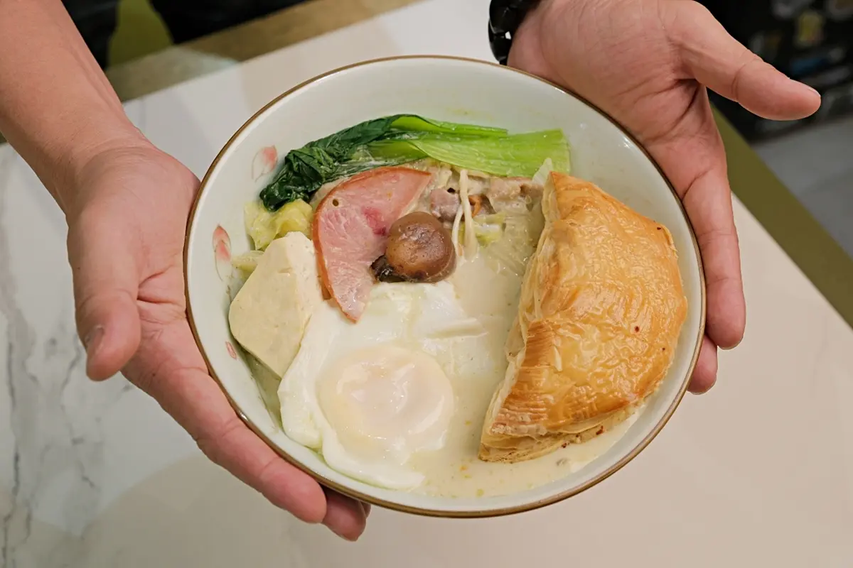 主餐第２份半價！上海風味麵食館創新吃法，必點胡椒鍋燒意麵、酥皮綠咖哩麵