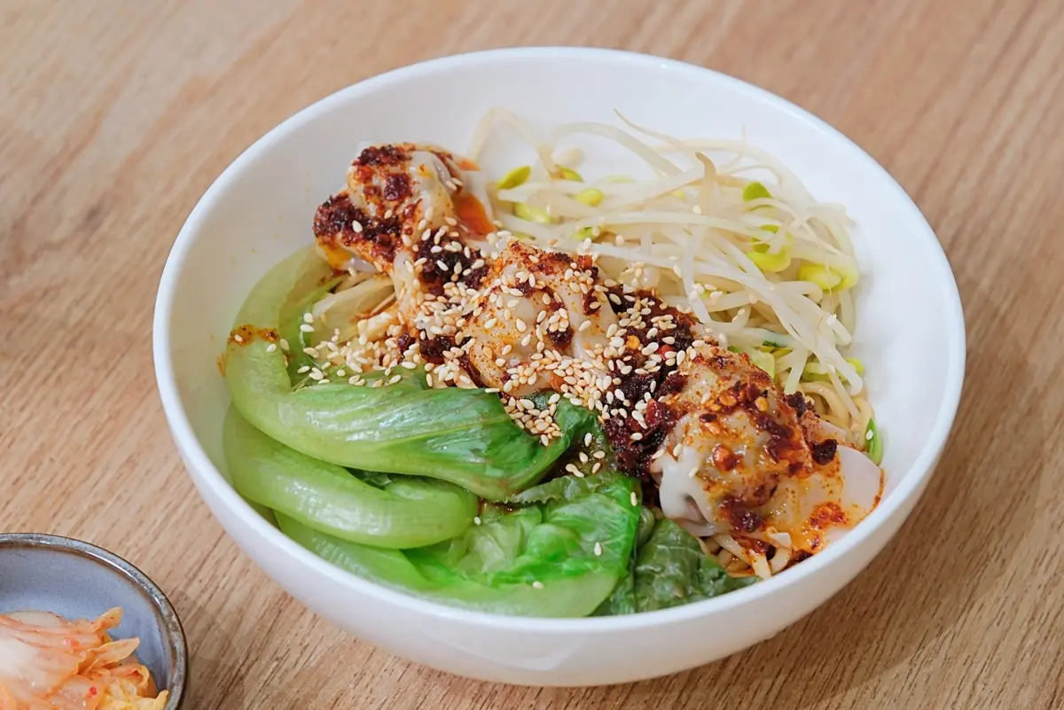 點餐享椰湯拉麵半價！高CP蔬食店推「臭豆腐水餃」，再送自助吧吃到飽