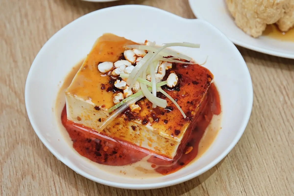 點餐享椰湯拉麵半價！高CP蔬食店推「臭豆腐水餃」，再送自助吧吃到飽