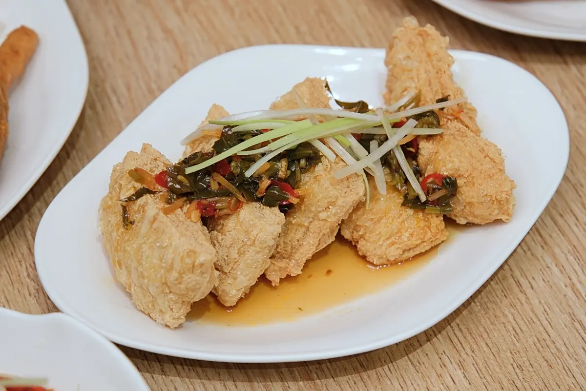 點餐享椰湯拉麵半價！高CP蔬食店推「臭豆腐水餃」，再送自助吧吃到飽