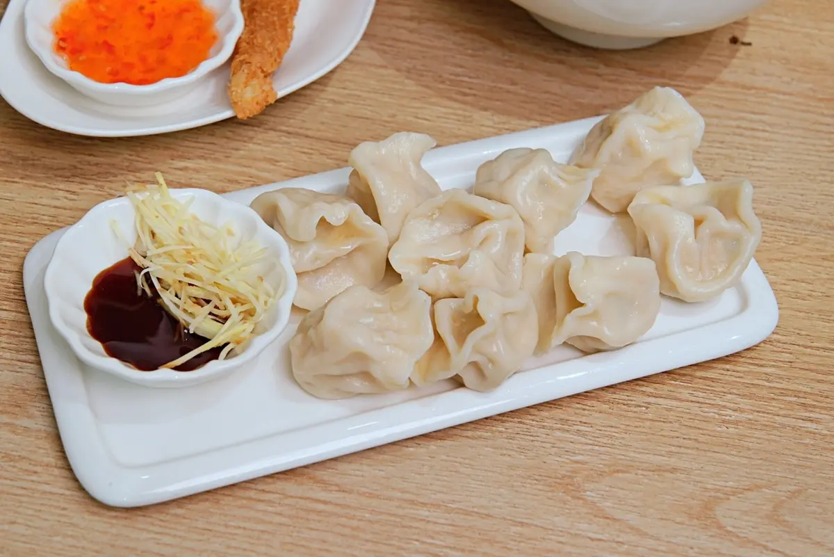 點餐享椰湯拉麵半價！高CP蔬食店推「臭豆腐水餃」，再送自助吧吃到飽
