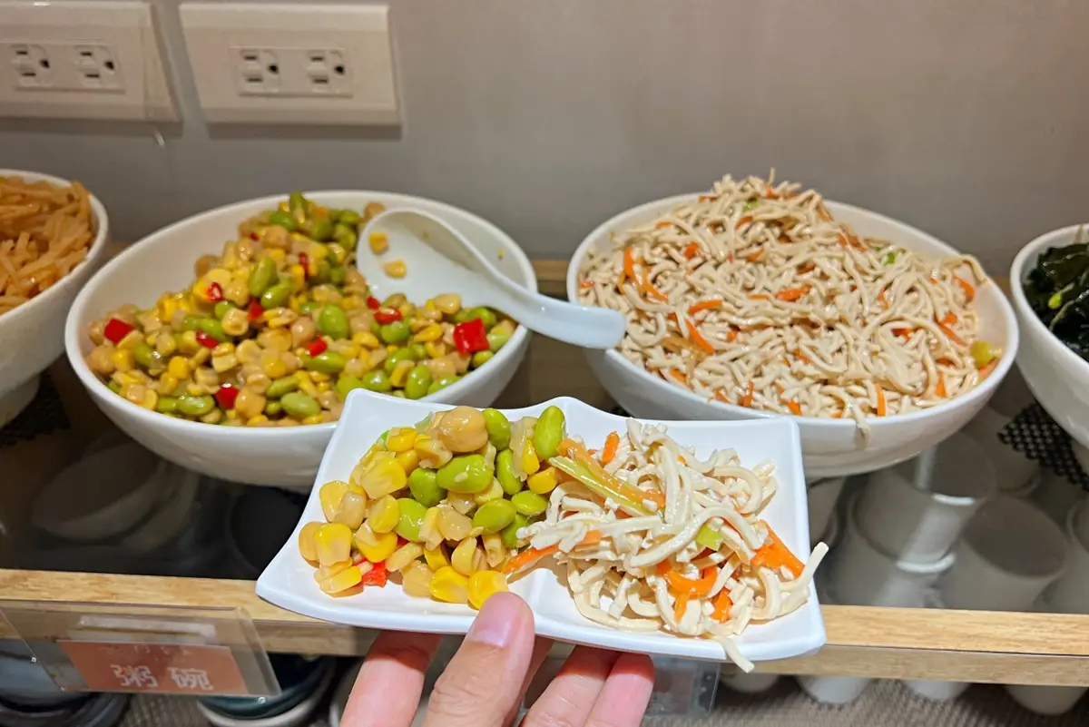 點餐享椰湯拉麵半價！高CP蔬食店推「臭豆腐水餃」，再送自助吧吃到飽
