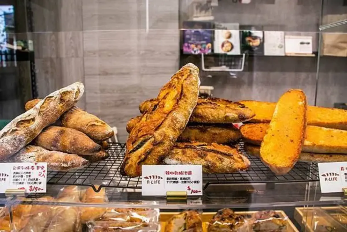 隱身民宅裡的麵包店！「全酸種麵包、奶酥餐包」必吃，這１款吃得到紅心芭樂