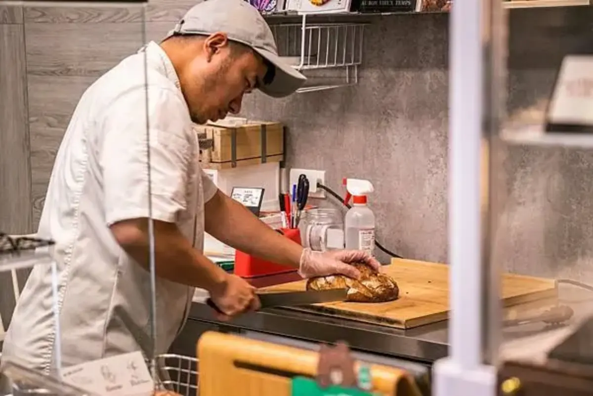 隱身民宅裡的麵包店！「全酸種麵包、奶酥餐包」必吃，這１款吃得到紅心芭樂