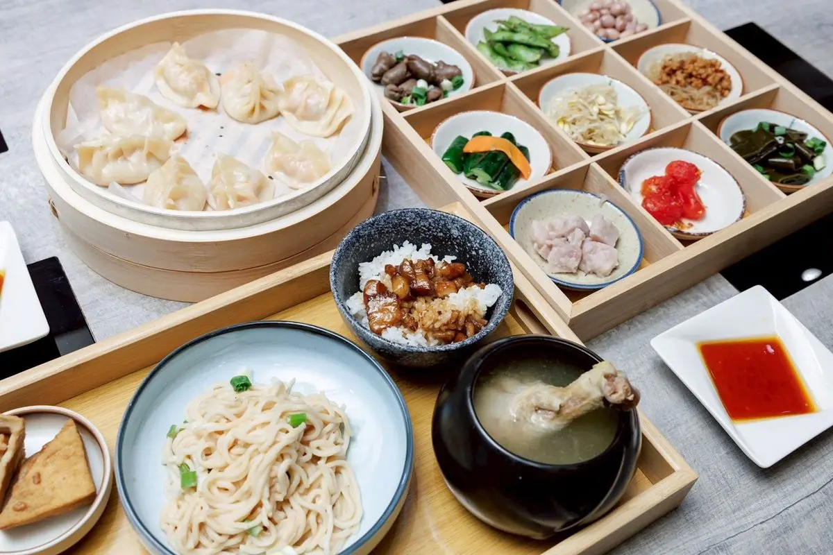 新開幕通通６折！全台第１家「高級小吃店」插旗桃園，最低45元起開吃主食