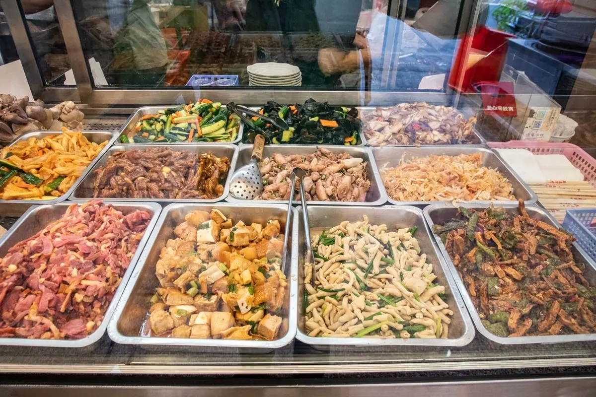 台中人激推高CP值鵝肉店!「鵝肉飯」肉量滿滿免百元,鵝肉湯免費喝到飽 台中人激推高CP值鵝肉店!「鵝肉飯」肉量滿滿免百元,鵝肉湯免費喝到飽