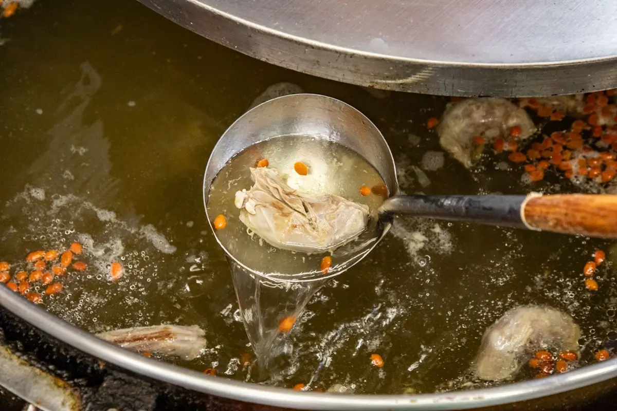 台中人激推高CP值鵝肉店!「鵝肉飯」肉量滿滿免百元,鵝肉湯免費喝到飽 台中人激推高CP值鵝肉店!「鵝肉飯」肉量滿滿免百元,鵝肉湯免費喝到飽