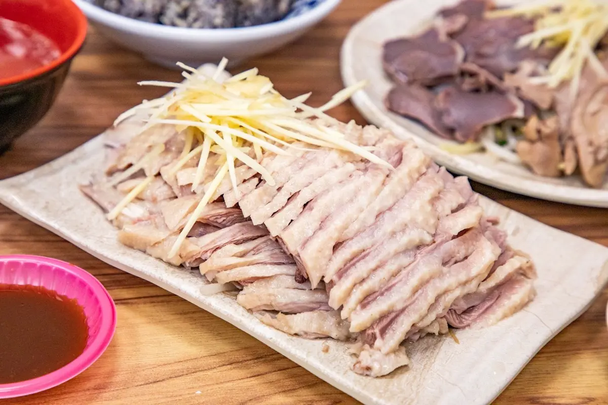 台中人激推高CP值鵝肉店!「鵝肉飯」肉量滿滿免百元,鵝肉湯免費喝到飽 台中人激推高CP值鵝肉店!「鵝肉飯」肉量滿滿免百元,鵝肉湯免費喝到飽