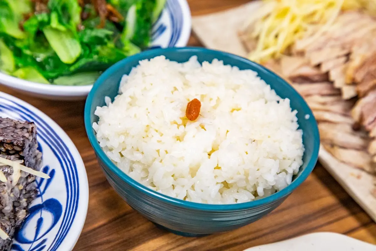 台中人激推高CP值鵝肉店!「鵝肉飯」肉量滿滿免百元,鵝肉湯免費喝到飽 台中人激推高CP值鵝肉店!「鵝肉飯」肉量滿滿免百元,鵝肉湯免費喝到飽