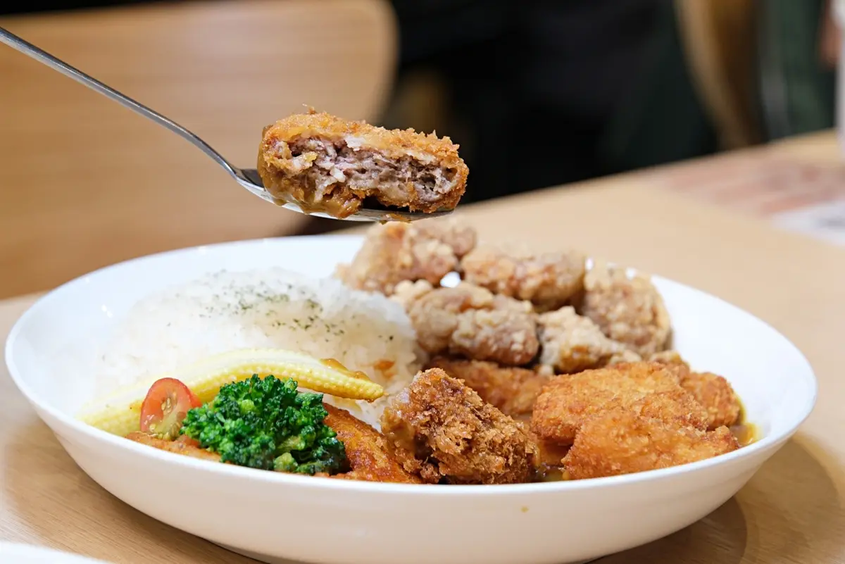 主餐第２份半價！大分量平價咖哩店必點「海陸空三拼」，還有自助吧吃到飽