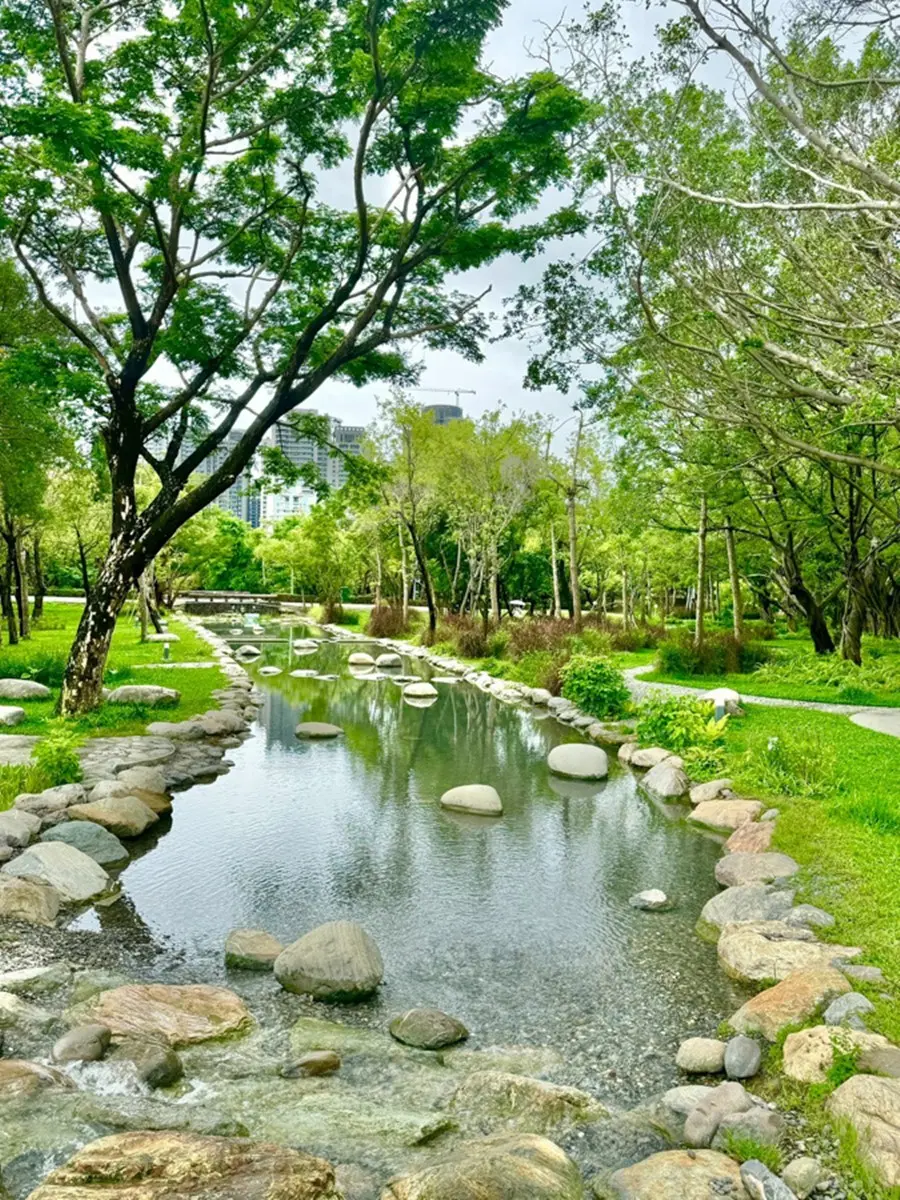 高雄免費玩水景點!森林系親水河道美翻,周邊逛美術館、藝術中心通通免門票 高雄免費玩水景點!森林系親水河道美翻,周邊逛美術館、藝術中心通通免門票