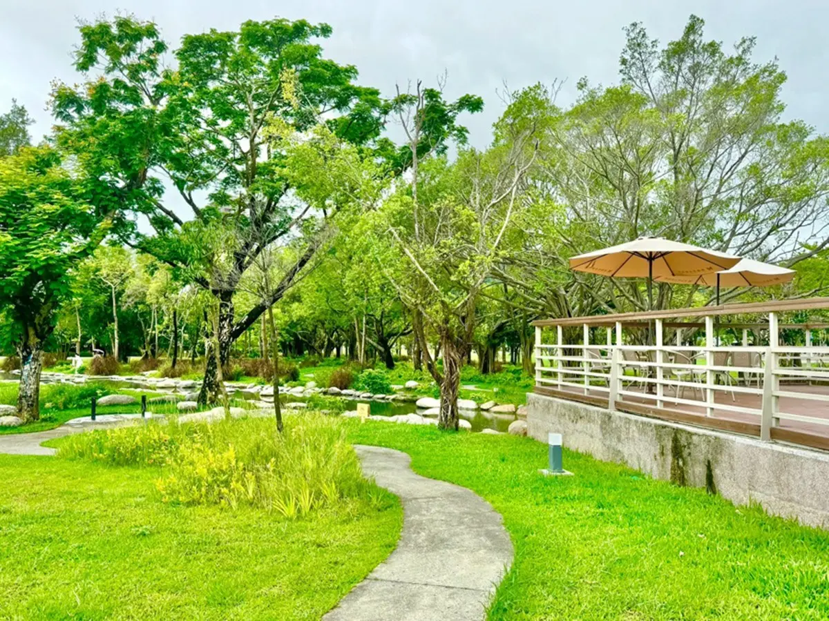 高雄免費玩水景點!森林系親水河道美翻,周邊逛美術館、藝術中心通通免門票 高雄免費玩水景點!森林系親水河道美翻,周邊逛美術館、藝術中心通通免門票