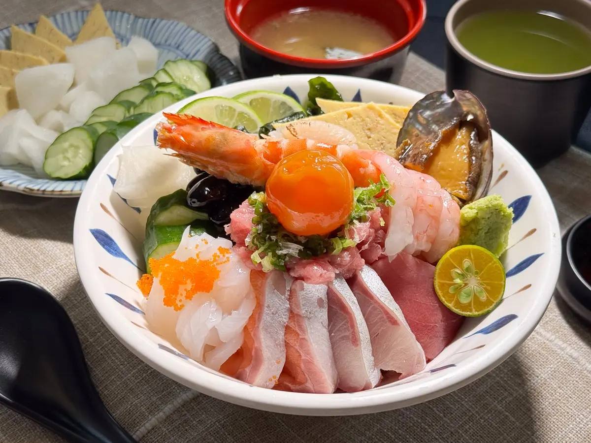 最低398元起！高CP值「平價日料」爽嗑松葉蟹、黑鮪魚丼，味噌湯、抹茶無限續
