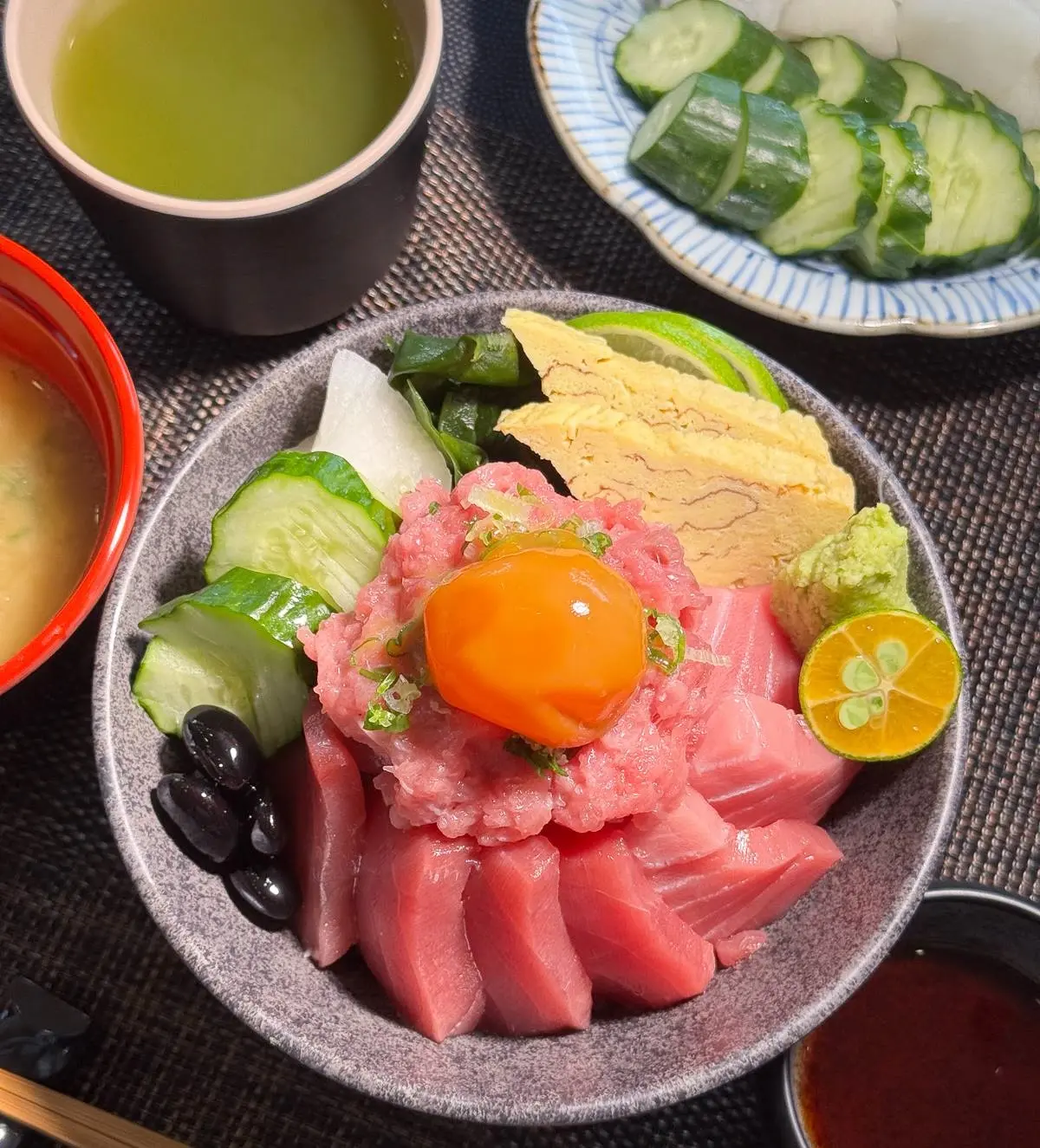 最低398元起！高CP值「平價日料」爽嗑松葉蟹、黑鮪魚丼，味噌湯、抹茶無限續