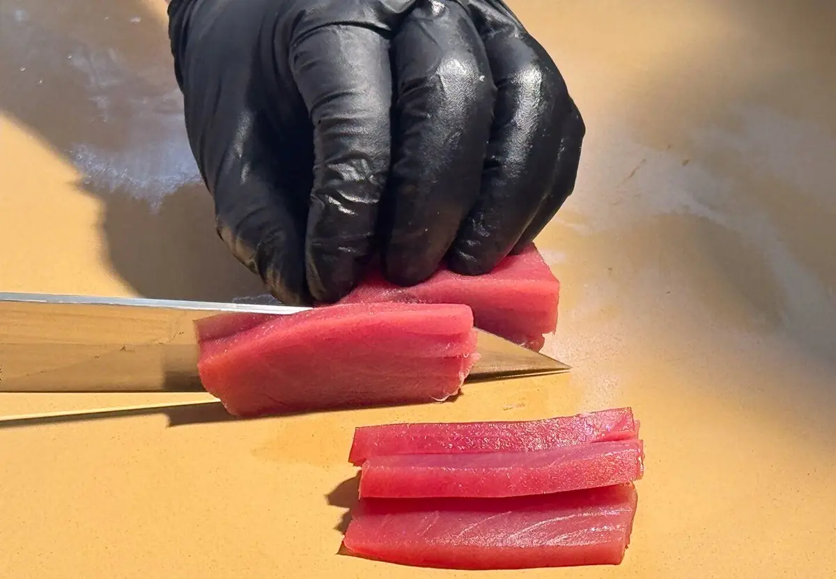 最低398元起！高CP值「平價日料」爽嗑松葉蟹、黑鮪魚丼，味噌湯、抹茶無限續