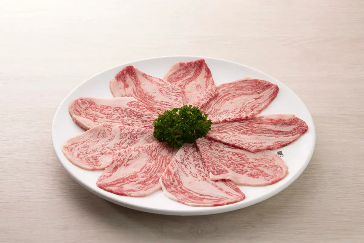 49元吃和牛！７月美食優惠12家：海底撈買一送一、穿比基尼免費吃到飽