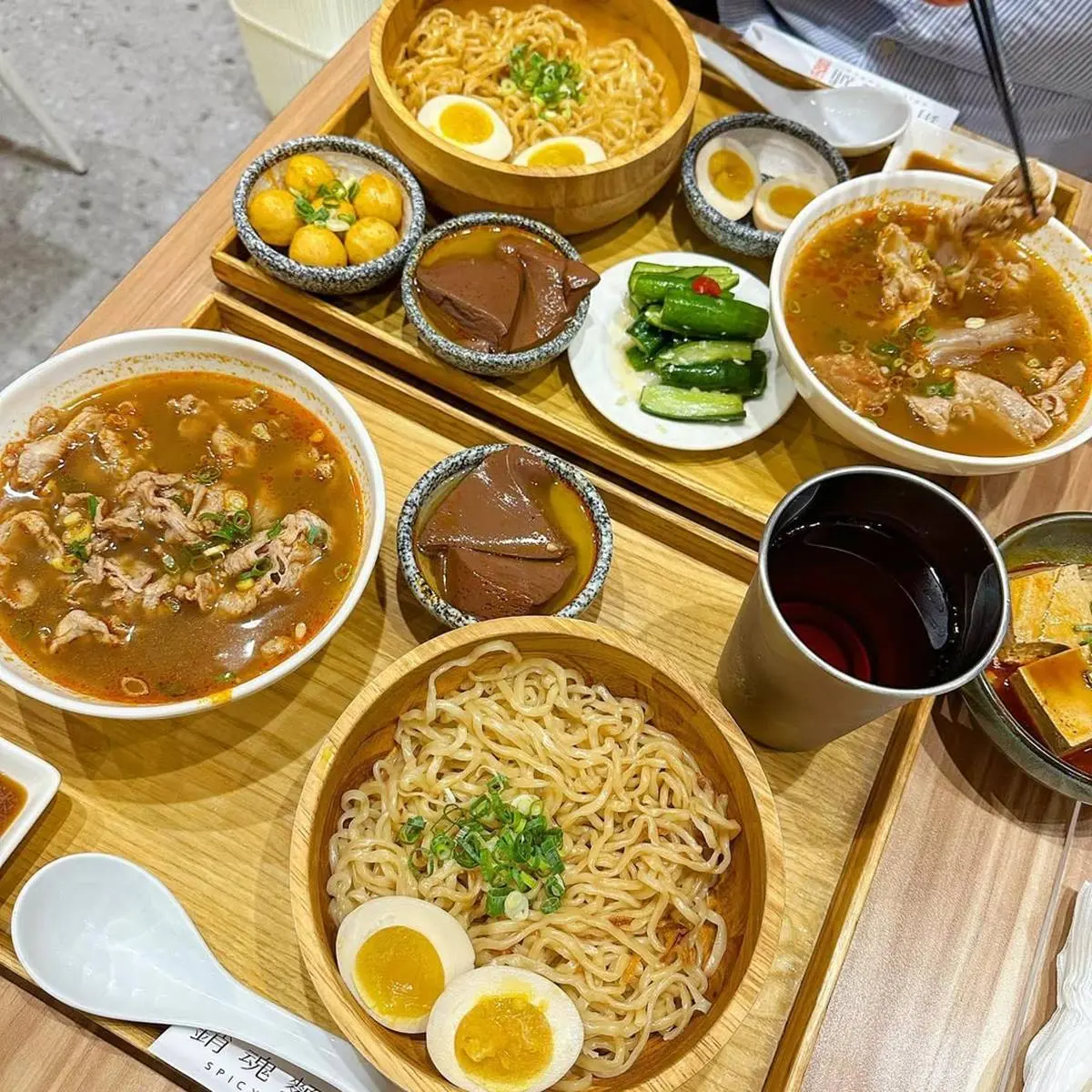 「大師兄銷魂麵」升級吃到飽！288元起爽嗑拌麵＋雞湯無限續，快搶套餐買一送一