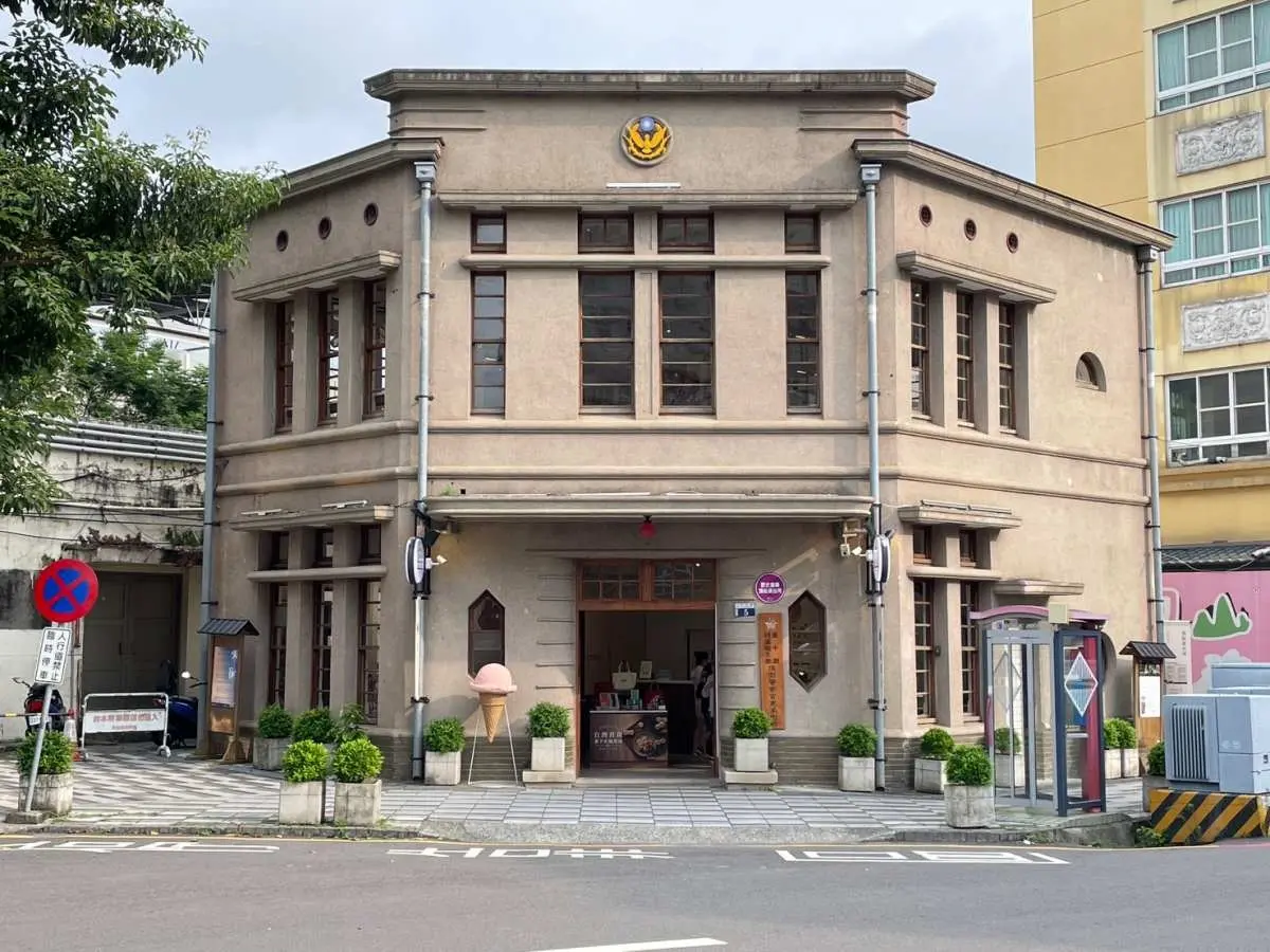 送390元帆布袋！全台首家「派出所伴手禮店」開張，必買８字鳳梨酥
