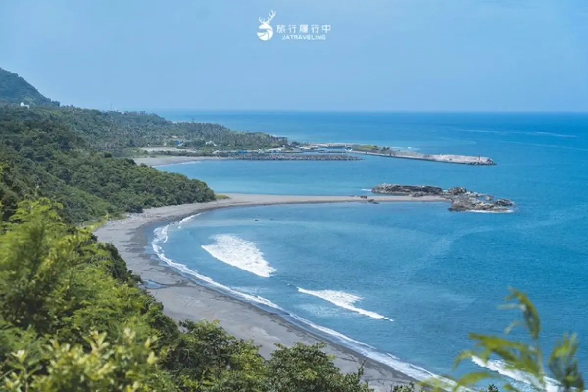 2025最美海線東河一日遊推薦！美食、秘境８大玩法：天空之鏡、退潮貓洞