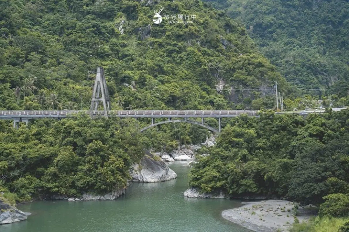 2025最美海線東河一日遊推薦！美食、秘境８大玩法：天空之鏡、退潮貓洞