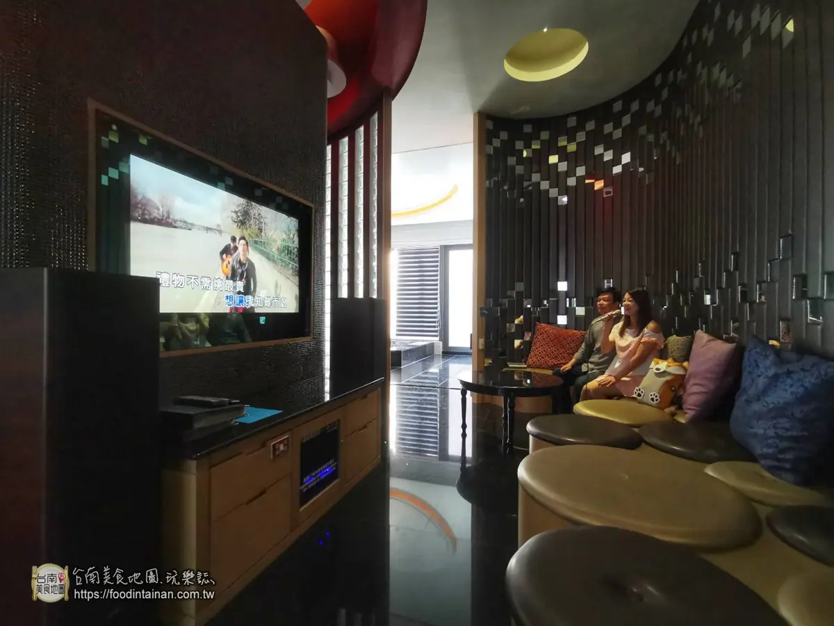 2025高雄汽車旅館推薦Top14:南台灣最大、35種主題房、牛奶氣泡浴 2025汽車旅館推薦:印水涵觀景汽車旅館KTV