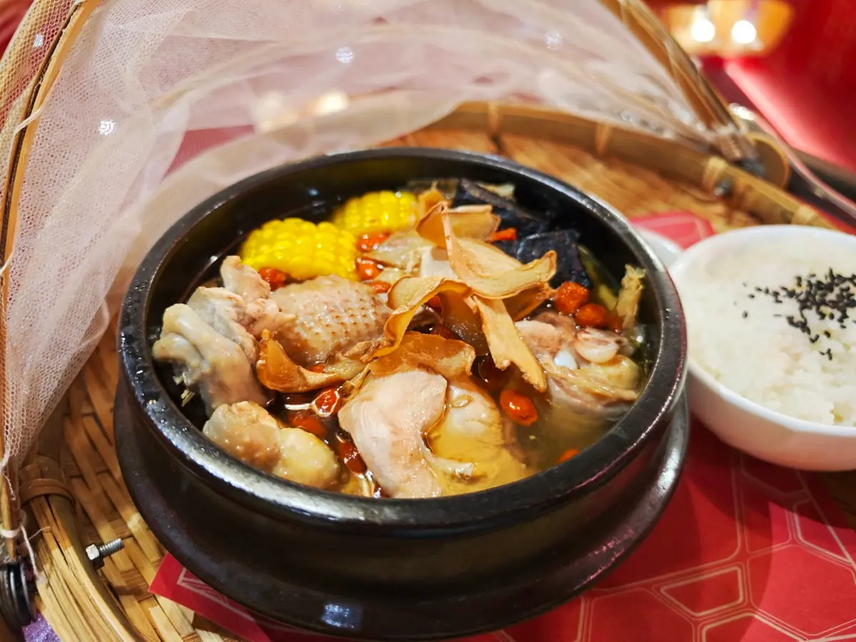 送招牌人氣點心！最美台味茶館把粳粽變冰品，還有一整顆鳳梨果昔超有哏