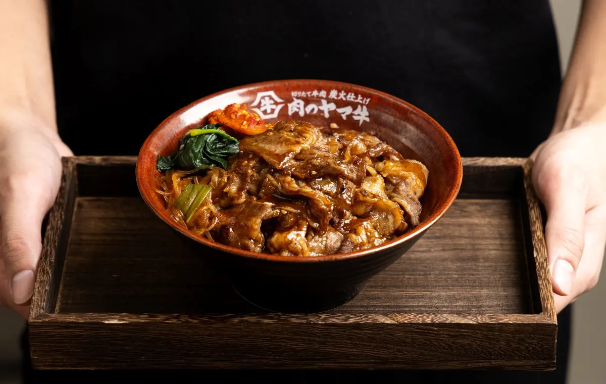 台灣首間「燒肉丼買一送一」！79元爽嗑炭燒牛丼、牛咖哩，加碼鬍鬚張豬肉丼