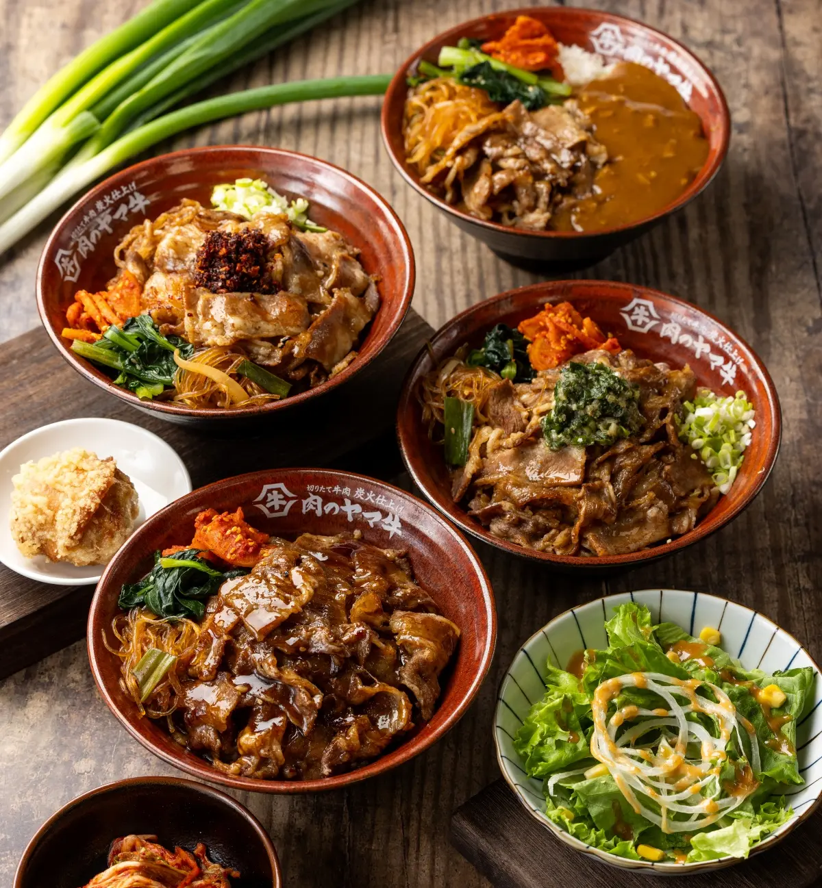 台灣首間「燒肉丼買一送一」！79元爽嗑炭燒牛丼、牛咖哩，加碼鬍鬚張豬肉丼