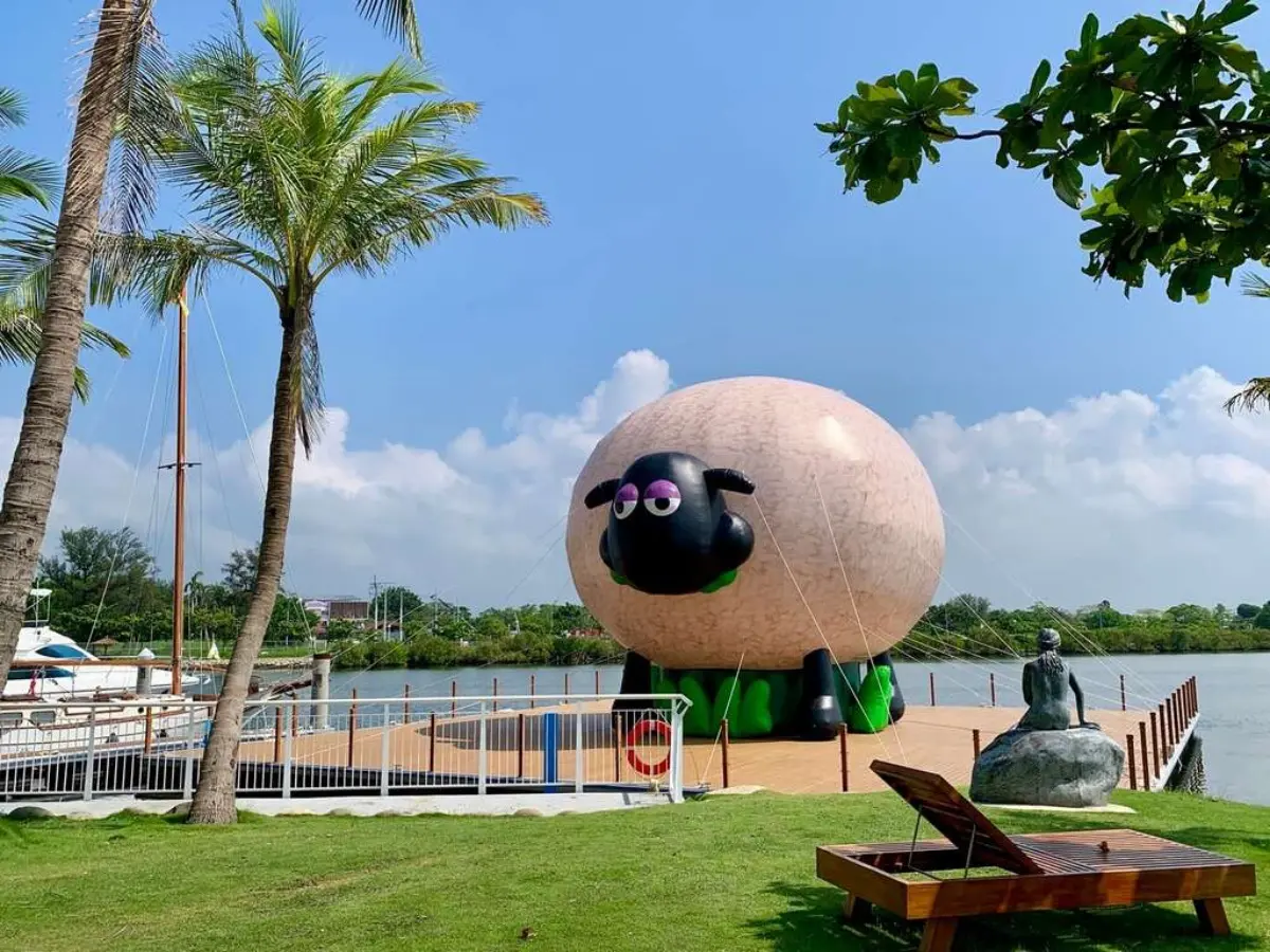 巨型「笑笑羊」現身台南碼頭！呆萌聯名一整年都能拍，打卡地點一次看