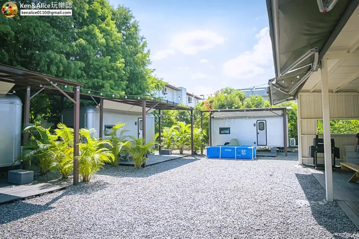 入住自然捲北歐風格旅店露營車可以獨享露營區域的所有設施，如戲水池、冰箱、烤肉設備等。