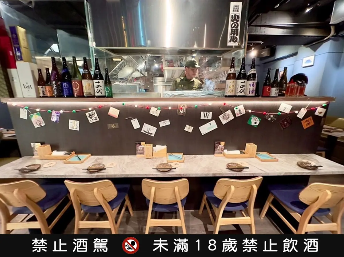 串燒、調酒買一送一！超夯串燒店型男現點現烤，高級備長炭烤天然地雞太銷魂