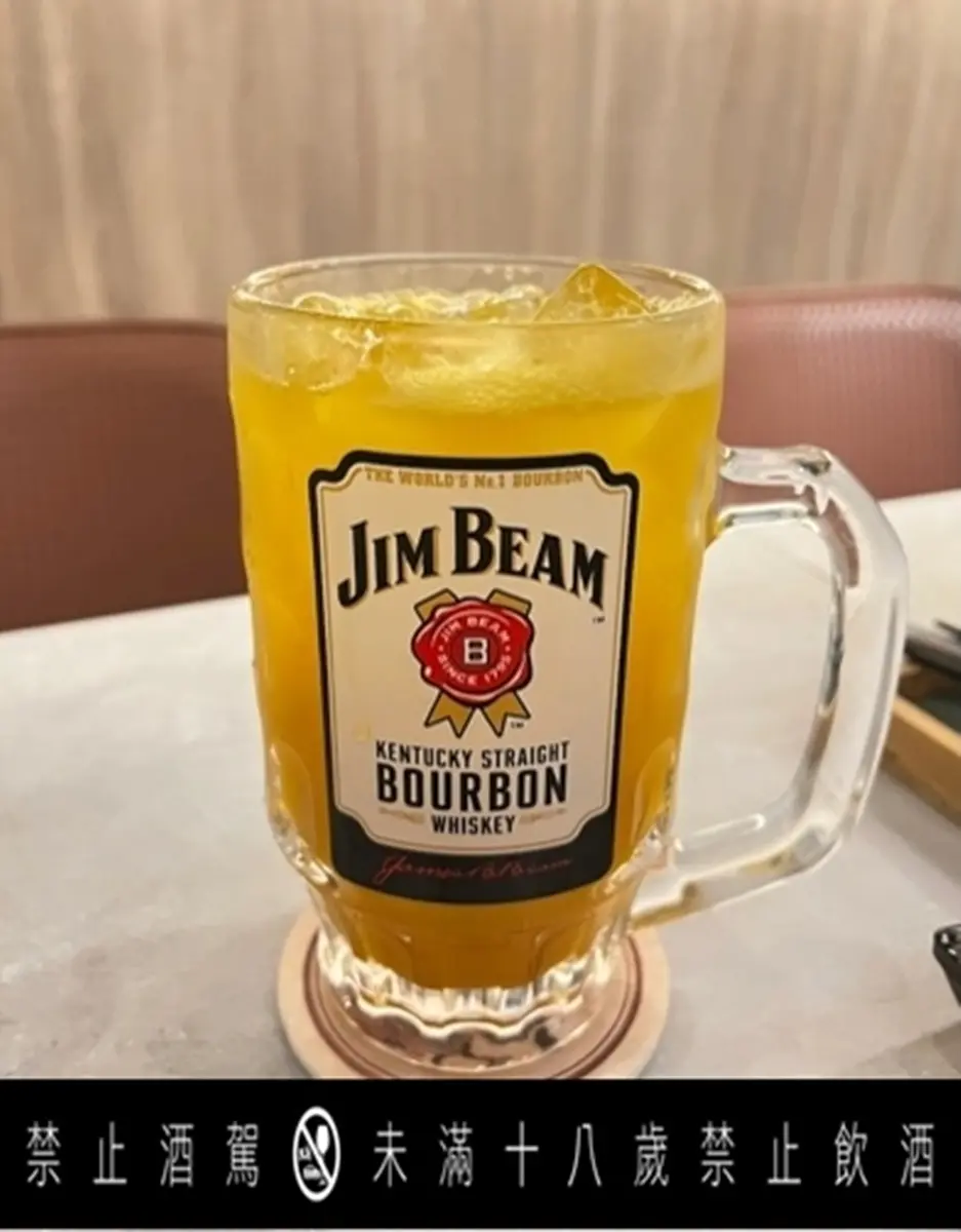 串燒、調酒買一送一！超夯串燒店型男現點現烤，高級備長炭烤天然地雞太銷魂