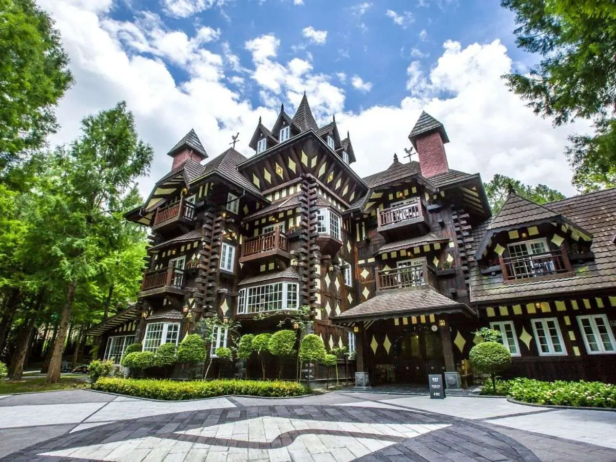 設計迷最愛５間旅店：頂樓滑草坡、樹屋溜滑梯、山形意象大廳，票選抽住宿券