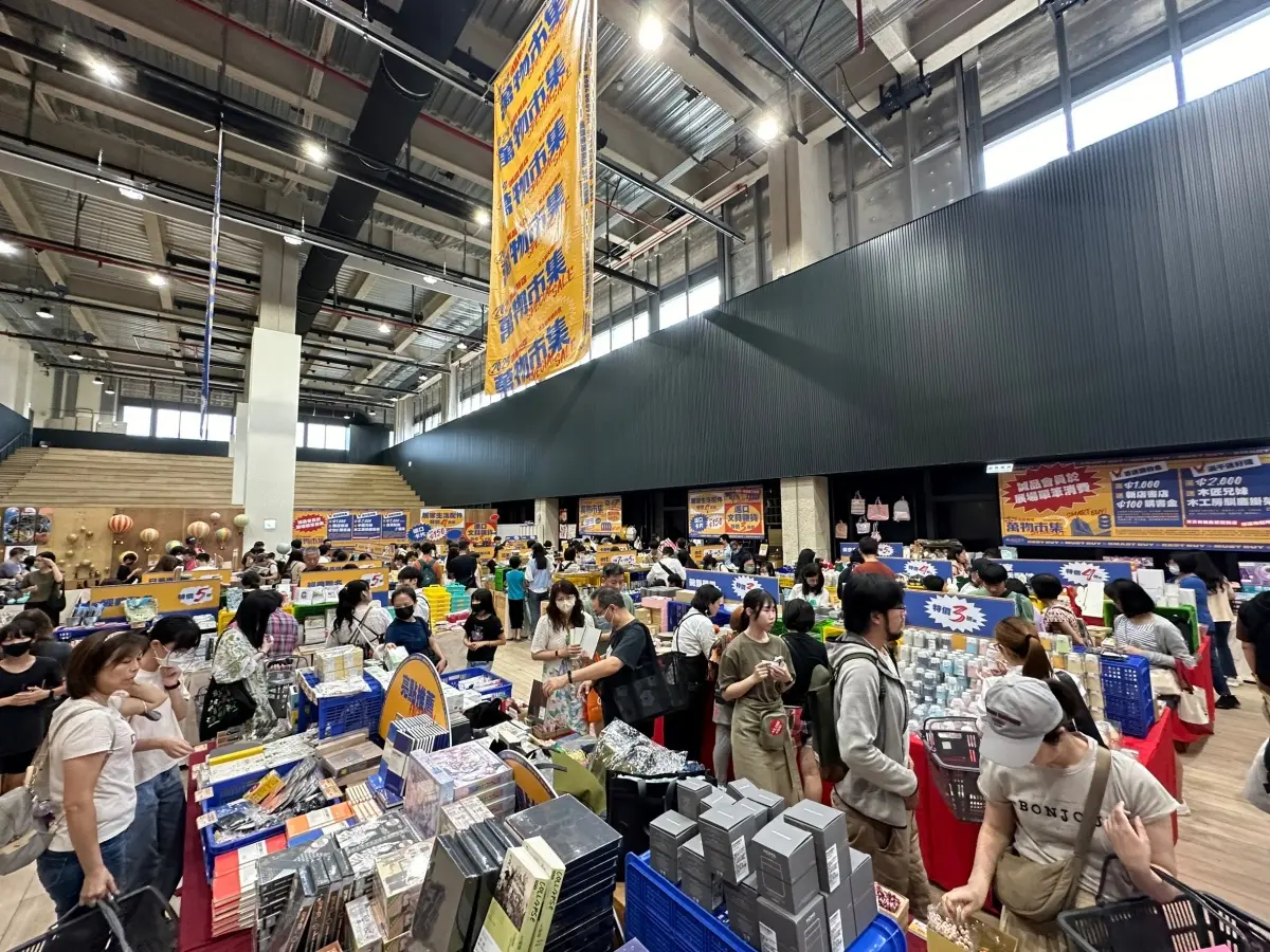 打卡10公尺幾米「月亮男孩」!誠品市集15萬件商品1折起,必搶5元日本文具 打卡10公尺幾米「月亮男孩」!誠品市集15萬件商品1折起,必搶5元日本文具